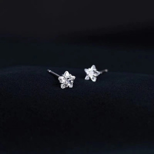 Boucles d'oreilles en forme d'étoile pour femmes, serti de zircon, bijoux de fête, à la mode, pour oreilles percées, design sophistiqué et léger de luxe - Product Image 3