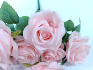 Hermoso Ramo de Rosas Artificiales de Seda de 9 Ramas, Hecho a Mano, Rosa Feliz, Especial para el Día de San Valentín, Nuevo, Versátil, de Alta Calidad - Product Image 4