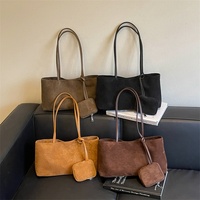 Tas Bahu Vintage dari Bahan Suede Imitasi Lembut, Tas Jinjing Retro Panjang untuk Wanita dengan Kantong Kecil yang Dapat Dilepas.