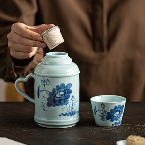 Thermos miniature en céladon, motifs de lotus peints à la main, avec couvercle, service à thé, utilisation au bureau - Product Image 1
