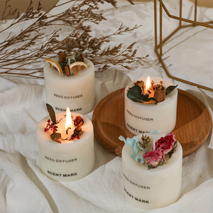 Venta caliente hogar dormitorio mezcla regalo Ideal fragancia aceite hecho a mano redondo <span class=keywords><strong>soja</strong></span> Pilar vela perfumada con flores secas - Product Image 1