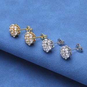 Boucles d'oreilles florales exclusives en argent S925 plaqué or 18 carats, serties de moissanite GRA, motif pétale de fleur, style streetwear urbain - Product Image 6