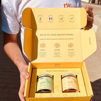Boîte postale personnalisée à fermeture rapide auto-adhésive en matériaux recyclés, avec doublure en éponge, gaufrage et pelliculage mat, à ouverture facile.