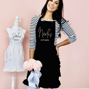 Tabliers personnalisés en polyester rose pour femmes, usage cuisine et salon, avec volants et poches, logo personnalisé, cadeau pour hôtesse, origine américaine - Product Image 2