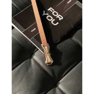 เข็มขัดผู้หญิงแบบบางพร้อมหัวเข็มขัดรูปโบว์เคลือบโลหะผสมพิมพ์ลายด้วยความร้อน - Product Image 1