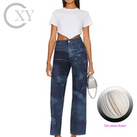 Jeans en denim de coton décontracté pour femme, fabriqué en usine OEM, avec fleurs 3D faites à la main, détails troués, graphismes bicolores sur le devant, idéal pour l'été