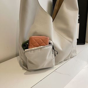 Nuevo bolso triangular de gran capacidad para mujer, bolso tote informal de un solo hombro, de color sólido, con cierre abierto y cerrado. - Product Image 3