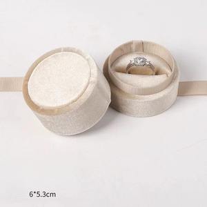 Caja de Regalo Redonda de Terciopelo de Lujo con Cinta para Guardar Joyas de Boda y Compromiso - Product Image 3