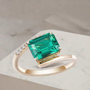 Bague de mariage classique personnalisée en or 18 carats plaqué or avec émeraude de laboratoire taille émeraude - Product Image 1