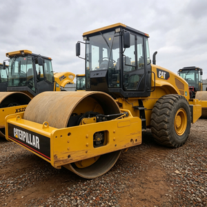 Compacteur de sol à tambour unique vibrant CS683E de marque célèbre, d'occasion, pour travaux routiers - Product Image 3