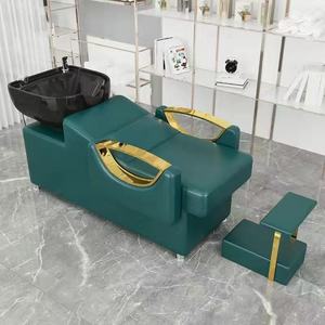 Sillón de Peluquería Contemporáneo de Cuero PU Negro con Detalles Dorados, Reposapiés Extraíble y Estructura Metálica - Product Image 2