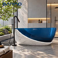 Baignoire autoportante en résine transparente au design sculptural, bleu clair, aspect marbre, pour hôtel et villa