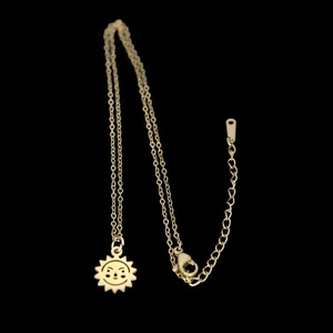 Nouveau style tendance : Collier soleil en acier inoxydable plaqué or, pendentif visage souriant personnalisé et polyvalent, vente en gros - Product Image 5