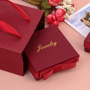 Boîte à bijoux en carton rouge magnétique de luxe sur mesure en gros, petite boîte à bijoux pour collier, bracelets, bagues, avec logo - Product Image 3