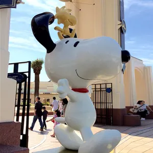 Outdoor parque decoração personalizado tamanho famoso Snoopy fibra de vidro cartoon personagem estátua