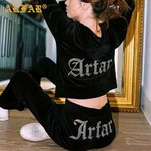 Tuta in <span class=keywords><strong>Velluto</strong></span> Personalizzata per Donne con Giacca Corta con Zip e Strass, <span class=keywords><strong>Pantaloni</strong></span> a Zampa a Vita Alta in <span class=keywords><strong>Velluto</strong></span>, Set 2 Pezzi da <span class=keywords><strong>Donna</strong></span> - Product Image 3