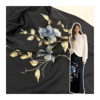 Tissu pour vêtements 100% polyester jacquard, tissage uni, satin imprimé, résistant aux plis, respirant, poids moyen, noir floral pour femmes