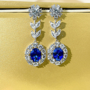 Eleganti Orecchini Pendenti Floreali Stile Reale da Donna, Gioielli Statement con Design a Foglia - Product Image 1