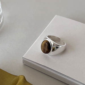 Bague en argent pur S925 plaqué or 18 carats avec pierre œil de tigre, design ovale large, incrustation personnalisée d'ambre, style minimaliste antique, pour le bureau - Product Image 1
