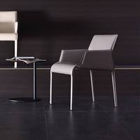 Chaise de salle à manger de luxe haut de gamme en cuir de selle italien minimaliste avec accoudoirs et rembourrage doux pour mobilier de maison et réunions