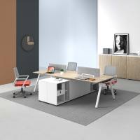 Postazione di Lavoro Modulare Moderna con Armadietto Bianco e Schermo Acustico Grigio per 4 Persone
