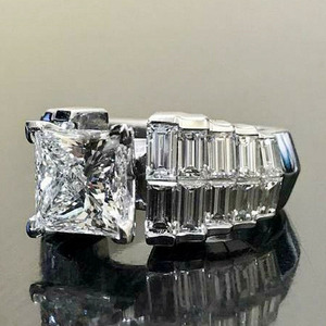 Anello a Forma di T con Zirconi Quadrati per Donne, Elegante Gioiello da Dito alla Moda - Product Image 3