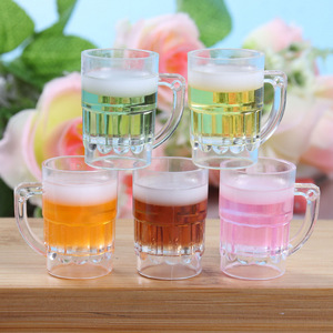 Miniature de chopes à bière en résine rouge vif, échelle 1:12, accessoire de bijouterie DIY pour décoration de coque de téléphone ou porte-clés - Product Image 1