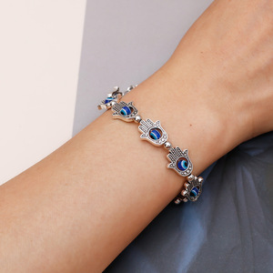 Bracelet personnalisé en alliage, style rétro, œil porte-bonheur en résine, motif paume creuse, pour femmes, vente en gros transfrontalière Europe-Amérique - Product Image 1