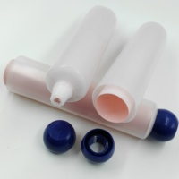 Tube cosmétique 50 mm, tube double couche 2 en 1, double compartiment, tube intérieur translucide givré rose, capuchon en forme de perle bleu marine, logo personnalisé