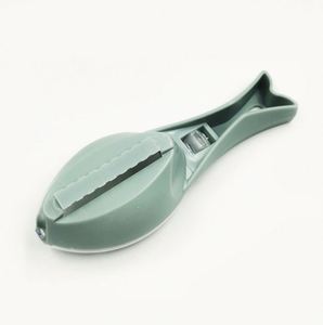 Removedor de Escamas de Pescado de Plástico para el Hogar, Raspador con Cubierta, Herramienta Manual para Limpiar Piel, Gadget Portátil para Limpiar Mariscos para la Cocina - Product Image 4