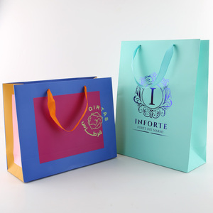 Vestiti di carta di marca con sacchetti di imballaggio Logo di gioielli loghi al dettaglio manici di lusso <span class=keywords><strong>per</strong></span> ringraziare le aziende sacchetti di cartone regalo - Product Image 4