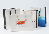 Sacs cadeaux en papier biodégradable en gros, sacs d'emballage de luxe avec logo personnalisé pour vêtements et marchandises
