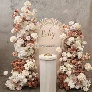 Goldener Widderhorn-Bogenständer mit grünen Hortensien, Seidenblumen, weißen Rosen und üppigem Laub für Zeremonien, Bühnen, Empfänge und Partydekoration - Product Image 4