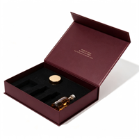 Boîte cadeau rigide écologique personnalisée bordeaux avec fermeture magnétique, poignée, insert en mousse EVA et logo estampé à chaud – Luxe