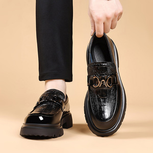 Mocasines de charol para hombre con punta redonda, sin cordones, suela gruesa, zapatos casuales de negocios para todas las estaciones, suela exterior de goma ligera - Product Image 3