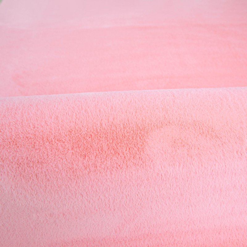 Fourrure de lapin rose clair (poils courts)