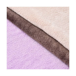 Vaut la peine d'<span class=keywords><strong>acheter</strong></span> flanelle plaine 100% polyester tricoté tissu poids moyen 220GSM confortable doux pour la peau rideau doublure de vêtements de nuit - Product Image 1