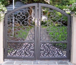 Puerta de Hierro Forjado de Diseño Clásico para Jardín - Product Image 1