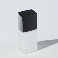 Flacon de fond de teint noir avec tête de pompe et capuchon anti-poussière, emballage cosmétique