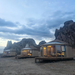 บ้านไม้รูปทรงเพชรสไตล์ที่ราบสูงกลางแจ้งบ้านหรูสวยงามที่พักในโรงแรมที่พักกระท่อมไม้ซุงแกลมปิ้งรีสอร์ท - Product Image 2