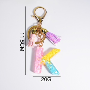พวงกุญแจกระเป๋าและรถยนต์ ขายส่ง แฟชั่นน่ารัก พวงกุญแจโลหะตุ๊กตาขนฟู พวงกุญแจอะคริลิคพลาสติกแบบกำหนดตัวอักษรได้ - Product Image 3