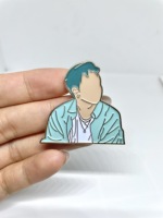 Vente en gros usine : Épingles en émail métallique personnalisées, populaires, en verre transparent coloré, badges Kpop Boy, épingles de revers, épingles en émail souple