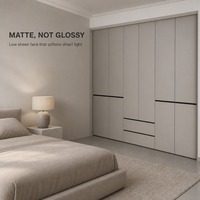 Armoire minimaliste finition taupe mat, poignée noire à rainures, porte à charnières avec 2 tiroirs, dressing moderne pour chambre à coucher, sur mesure