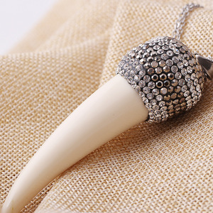 Collier pendentif en résine en forme de corne avec strass, en alliage de zinc, pour usage quotidien, cadeau, bijoux - Product Image 3
