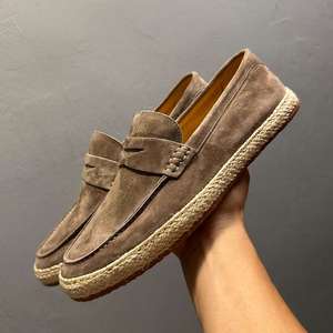 Mocassins Penny pour Hommes en Daim Taupe Faits Main, Décontractés, à Enfiler, avec Boucle, Tige en Cuir Véritable, Confortables, Semelle Intermédiaire en Caoutchouc Antidérapante 3D - Product Image 1