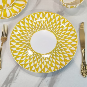 Juego de Vajilla de Porcelana China Ecológica con Estampado Geométrico Amarillo y Blanco, 4 Piezas con Tazones, Platos y Cuchara para Comer en Casa - Product Image 4