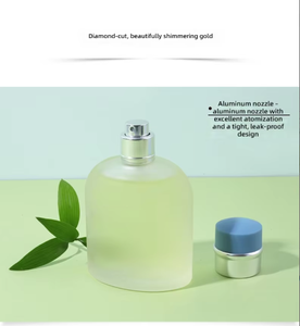Perfume para Mujer en Botella Rectangular <span class=keywords><strong>de</strong></span> Vidrio Esmerilado, Color Amarillo Pálido, Cuello Plateado, Tapa Azul, Aroma Fresco Costero Marino, Larga Duración - Product Image 6
