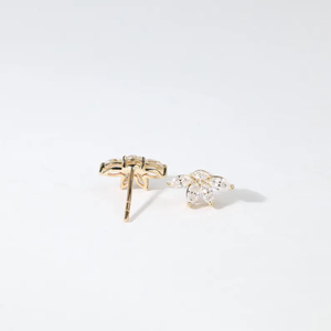 Boucles d'oreilles clous demi-fleur en or massif 18 carats avec diamants naturels ou de laboratoire – Bijoux fins minimalistes – Cadeau de fiançailles pour elle - Product Image 3