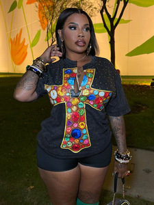 Camiseta Oversize para Mujer con Cuello con Muescas y Estampado Gráfico, Estilo Vintage Lavado en Negro con Cruz de Pedrería - Product Image 3