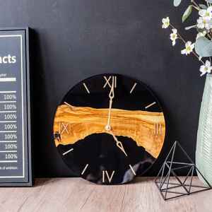 Reloj de Pared de Resina Único con Detalles en Madera, Decorativo, Funcional y Duradero, Perfecto para Sala de Estar o Dormitorio - Product Image 1